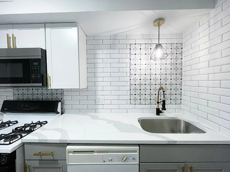 5735 Hobart St #3 — Photo 6