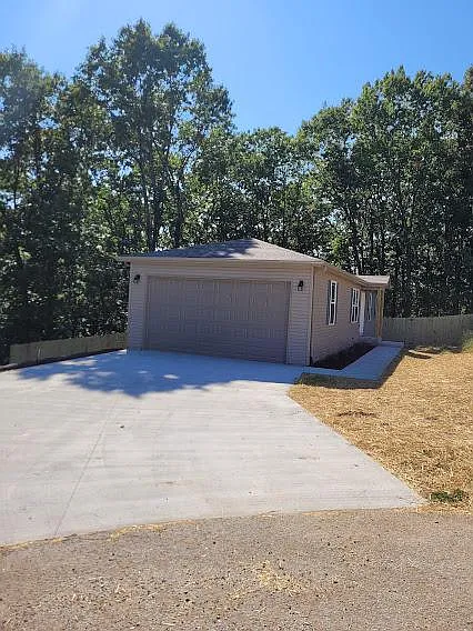 305 S Dogwood Ln — Photo 2