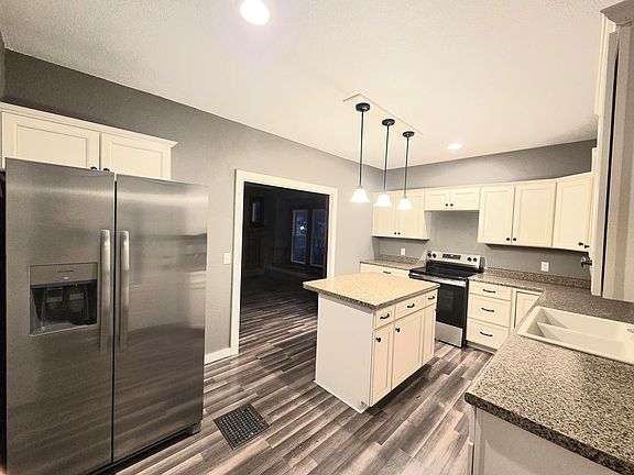 3rd image of 104 Polk St