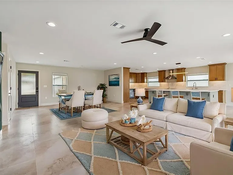 3921 Versailles Dr — Photo 3