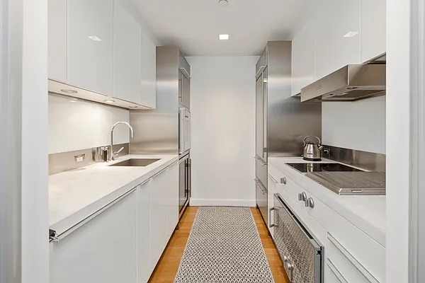 Sold by R New York | media 4