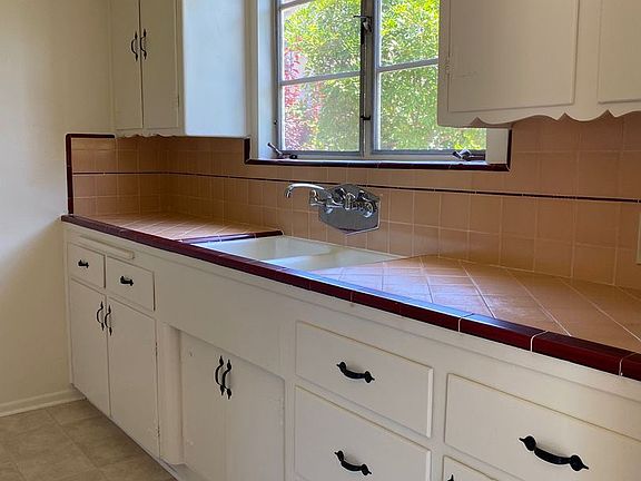 3rd image of 4472 Hazeltine Ave APT 1B