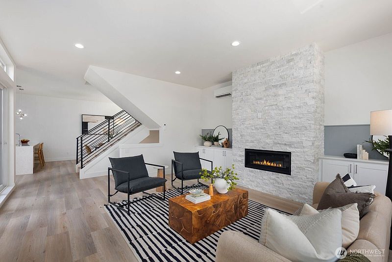 4th image of 825 NE 105th Street