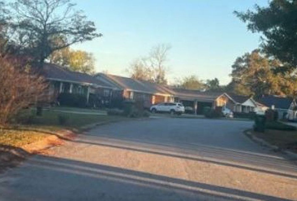 Exterior Neighborhood (street photo)