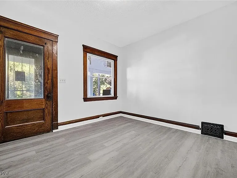 3557 W 32nd St #UP — Photo 2
