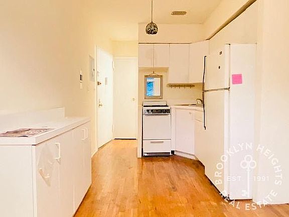 4th image of 197 Kane St APT 4