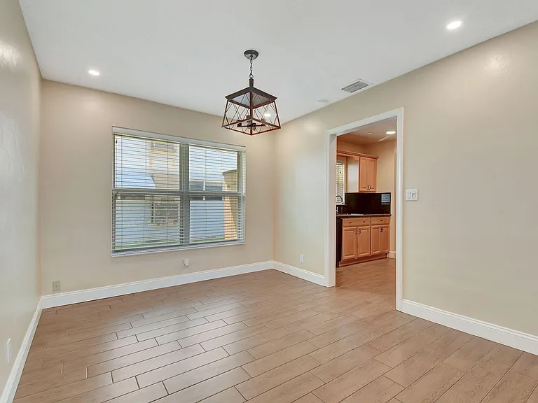 2757 NE 29th Ave #4 — Photo 7