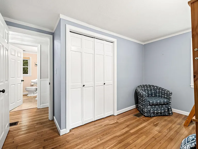 11 Pine St — Photo 8