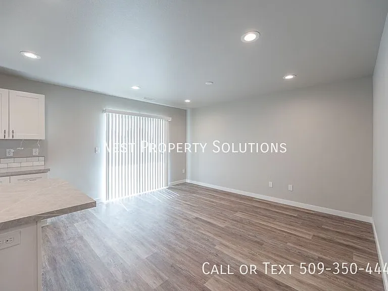 651 Hargraves Ave NE #B — Photo 6