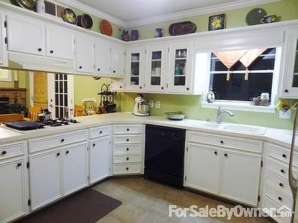 KITCHEN
						:
						4 burner gas cooktop and gas wall oven