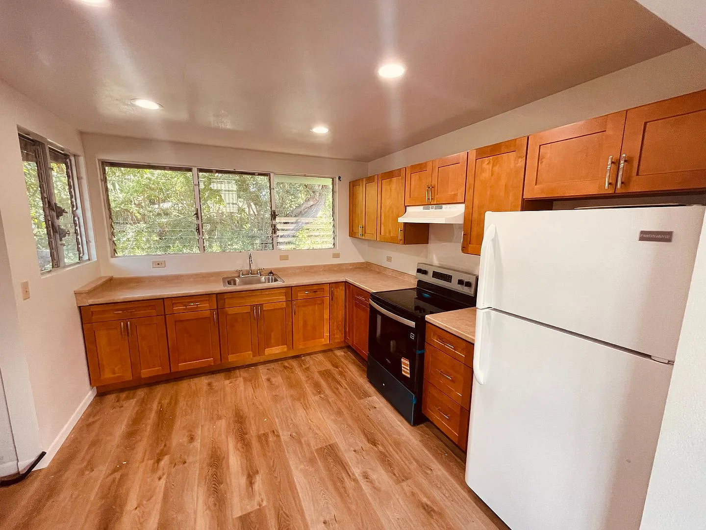 Beautifully Renovated Duplex in Prime Aiea Location Small Pets Welcome! — Photo 3