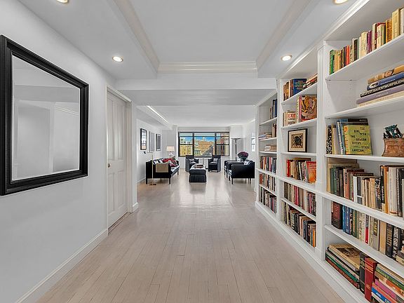 3rd image of 114 E 72nd St APT 18A
