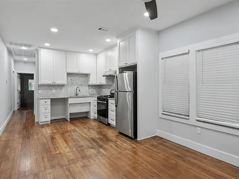 2506 E Cesar Chavez St — Photo 13