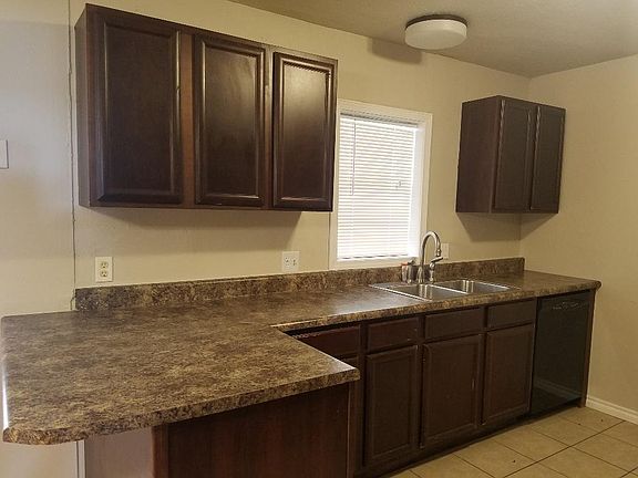 3rd image of 810 SW 52nd St