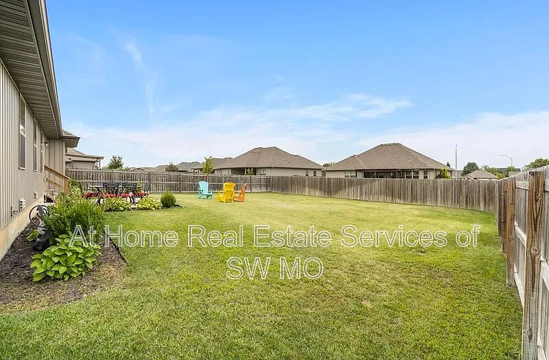 3 bed, 2.0 bath, 1405 sqft, $1,795 — Photo 2