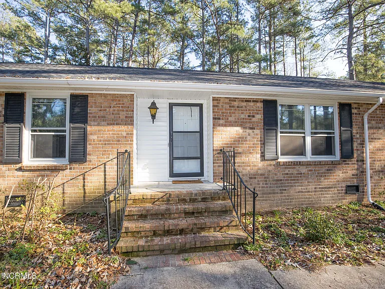 901 Glendale Dr — Photo 2