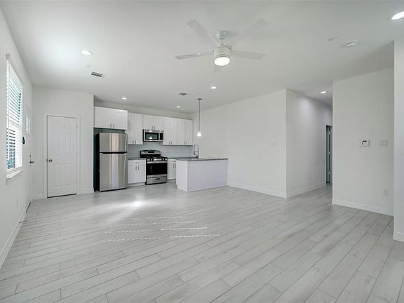 5th image of 2403 Glen Ave