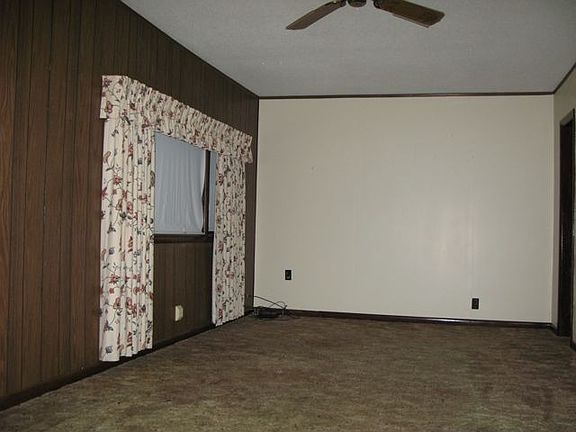 2nd image of 822 9th St SE