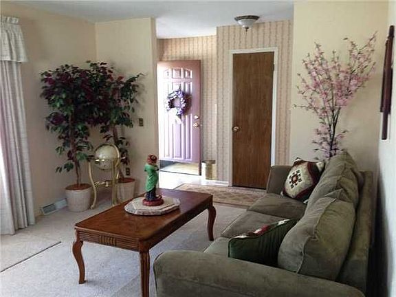 3rd image of 114 Applewood Dr
