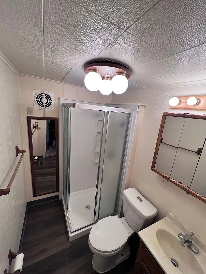 3 Bedroom / 2 Bathroom / 2 Car Non heated Garage — Photo 2