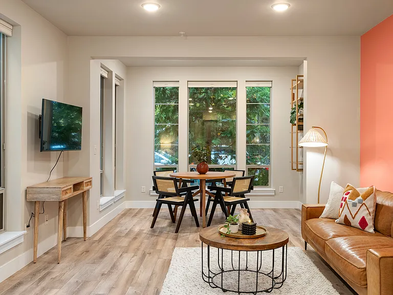 1805 SE Madison St #102 — Photo 2