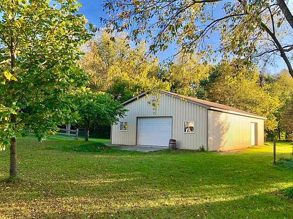 48x32 Pole Barn w/220v & H20