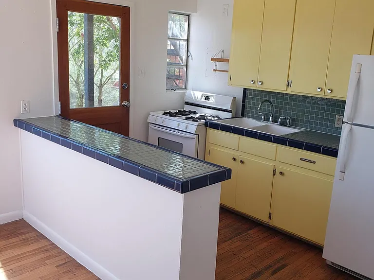 900 W Yandell Dr — Photo 2