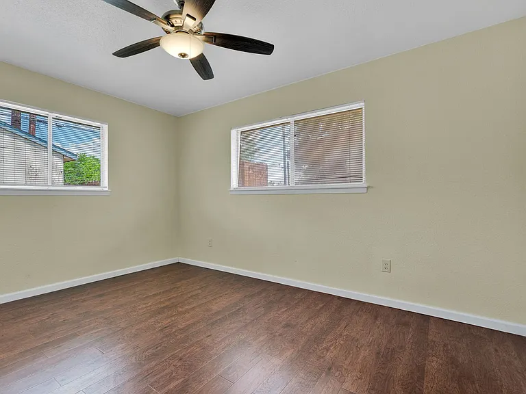 417 E Lindbergh Blvd — Photo 17