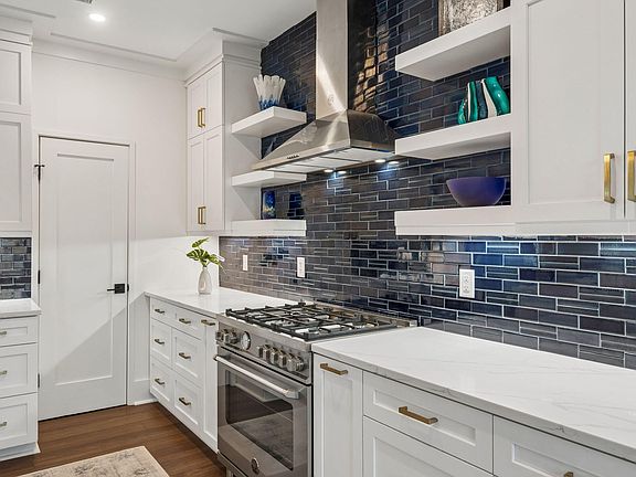 5th image of 32 Sutherland Ct