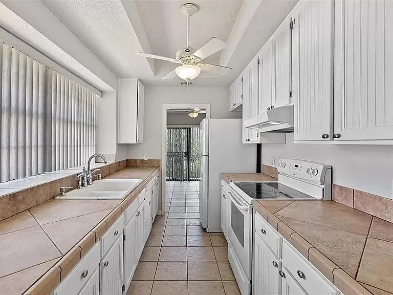 1823 Hillcrest St — Photo 7