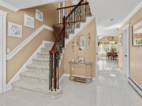 11 Columbus Avenue, Kings Park, NY 11754