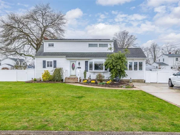197 14th Avenue, West Babylon, NY 11704