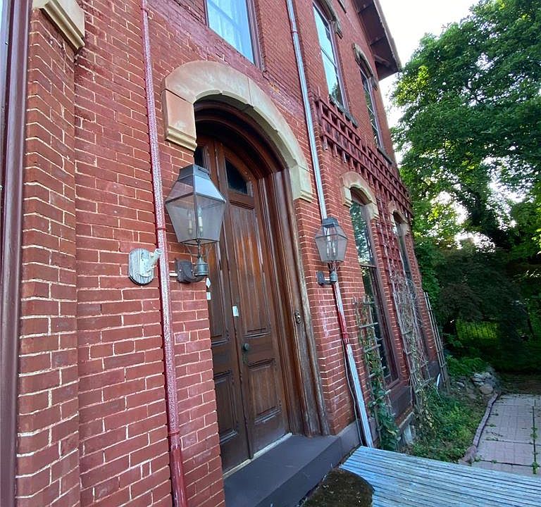 19th image of 315 S Centre St