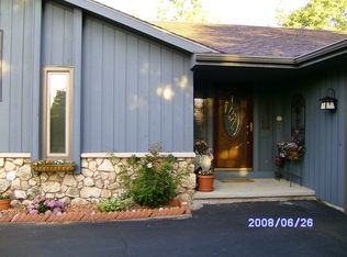 885 Tumblebrook Rd, Neenah, WI 54956