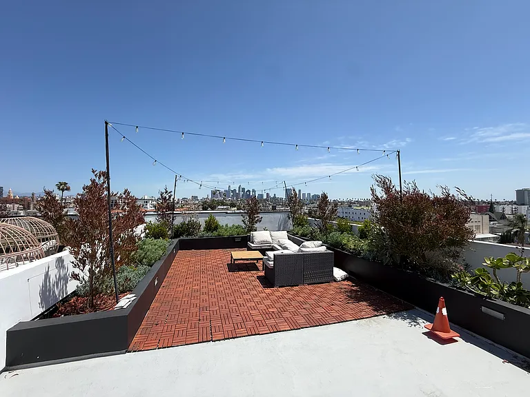 914 S Catalina St — Photo 10