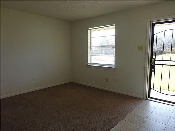 4th image of 128 N Pleasant Woods Dr