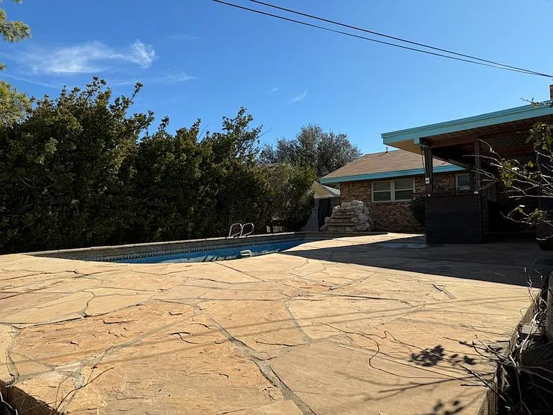 4 bed, 2299 sqft, $3,000 — Photo 2