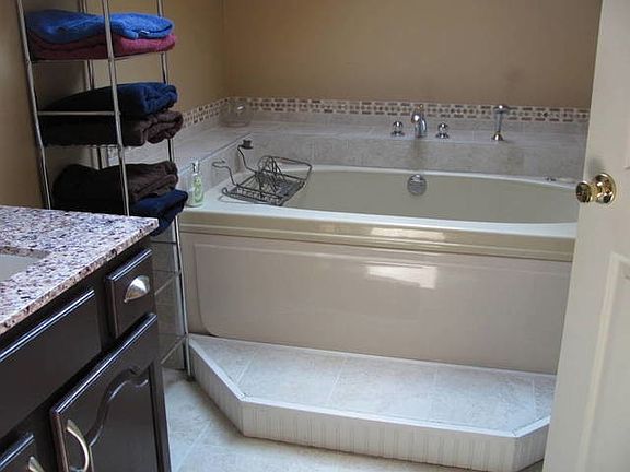Master bath jetted tub