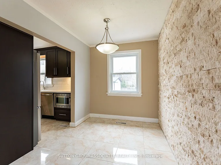 21 Deevale Rd #MAIN FL — Photo 7