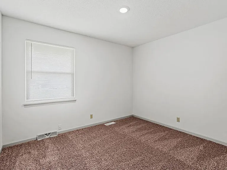 1304 Essex Ct — Photo 10