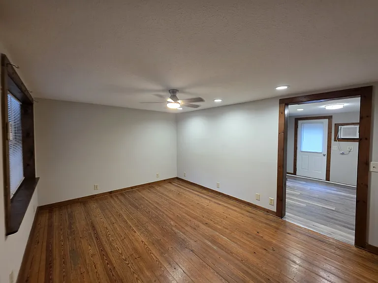 1050 Woody Ln #B — Photo 3