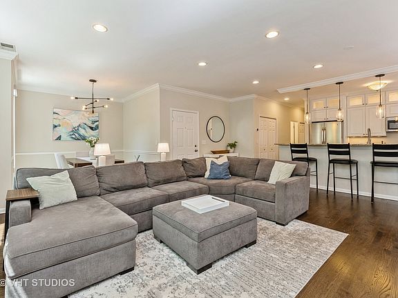 3rd image of 904 W Diversey Pkwy APT 3E