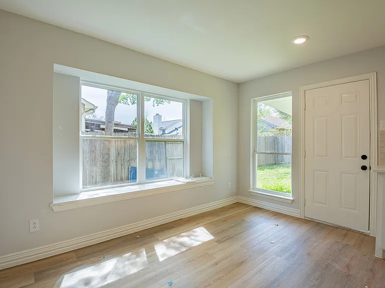 2318 Bennington Dr — Photo 18