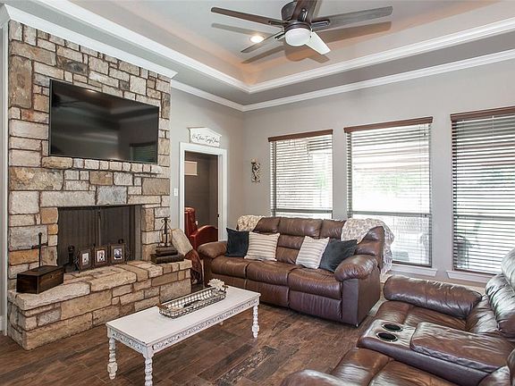 3rd image of 134 Oakwood Creek Ln