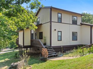 1 White Oak Ln, Eureka Springs, AR 72631