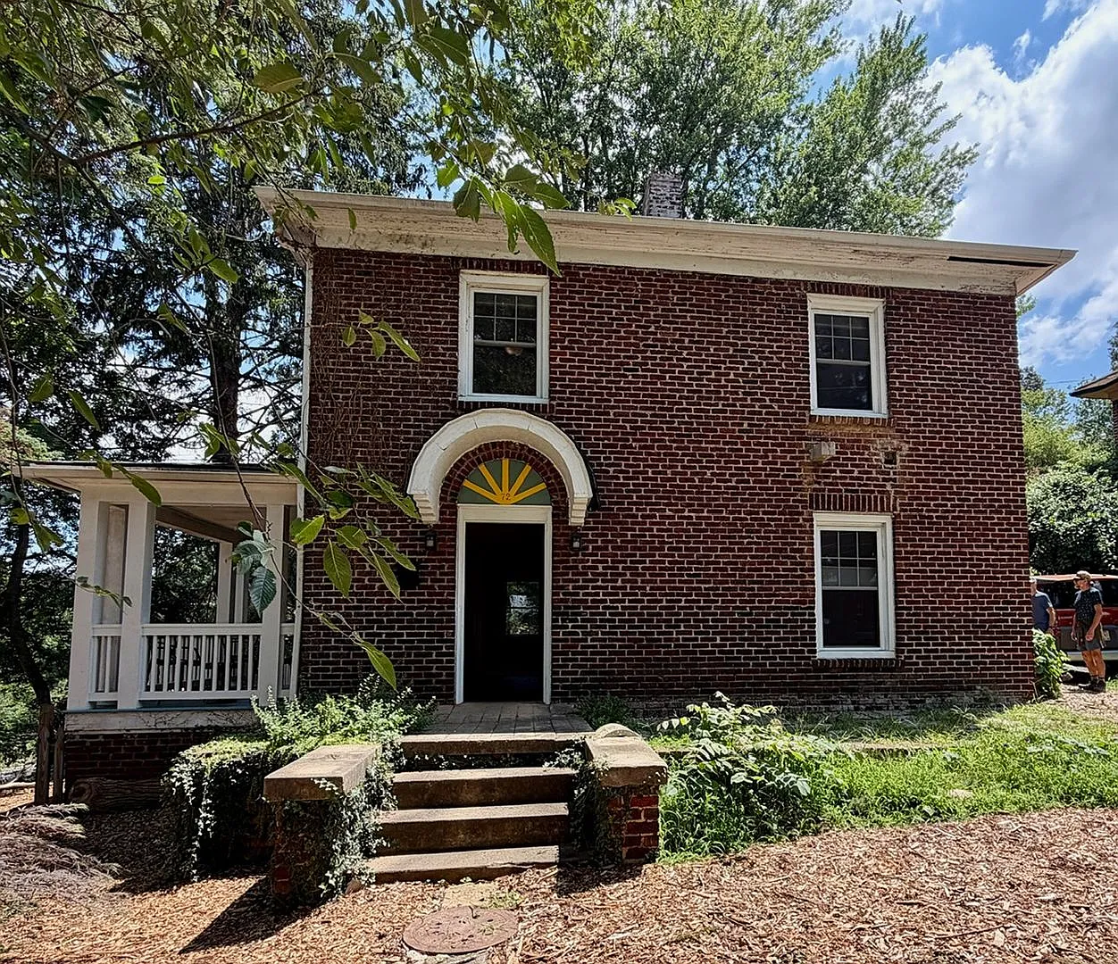 Central - Beautiful 1920's Traditional Brick Home, Newly Renovated — Photo 2