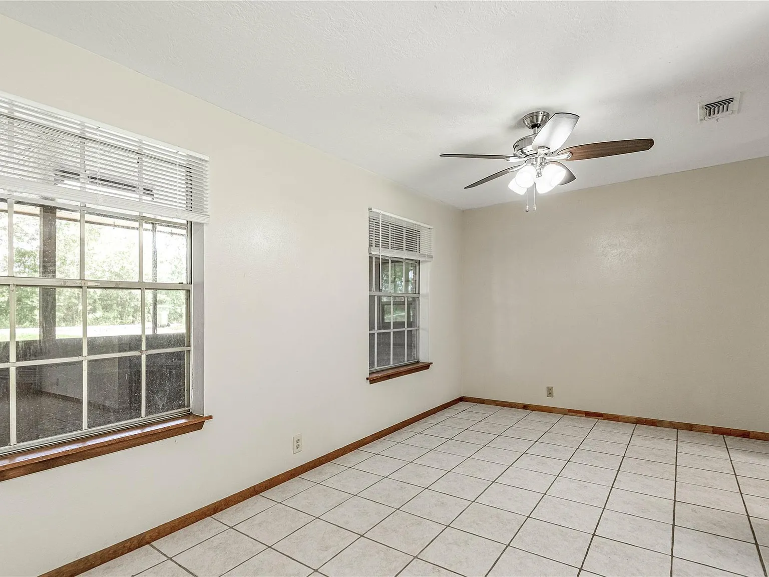 3 bed, 1.0 bath, 1274 sqft, $1,325 — Photo 3
