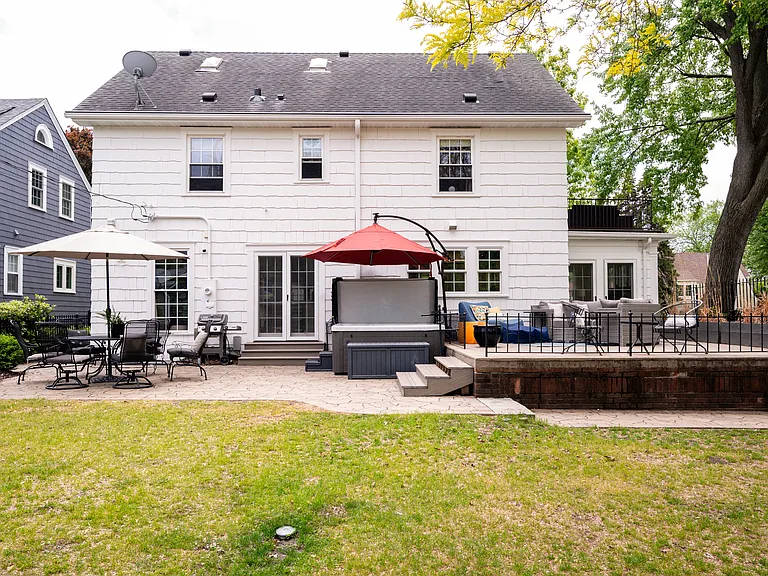 Oversized city lot great for neighborhood wiffle ball games and hositng large parties.