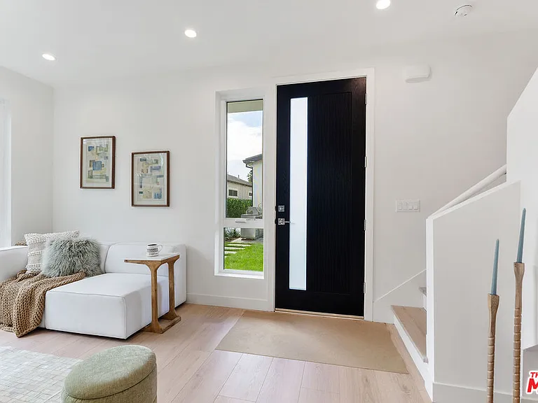 3930 Minerva Ave — Photo 2