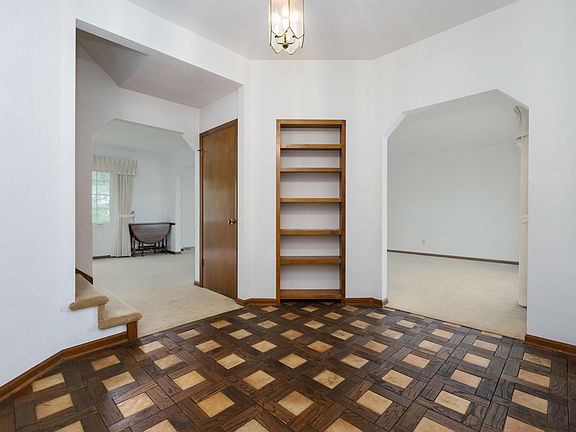 3rd image of 109 Elsinore Ln